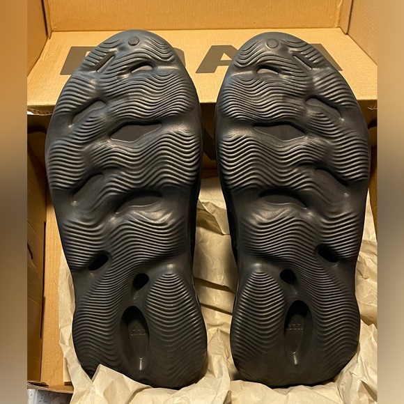Yeezy foam runners men’s size 13. Onyx black main image 5